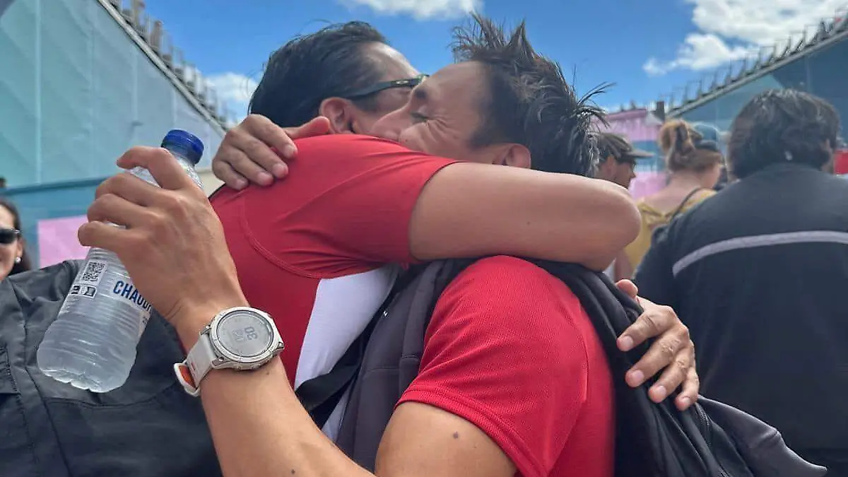 emiliano con su papa abrazo